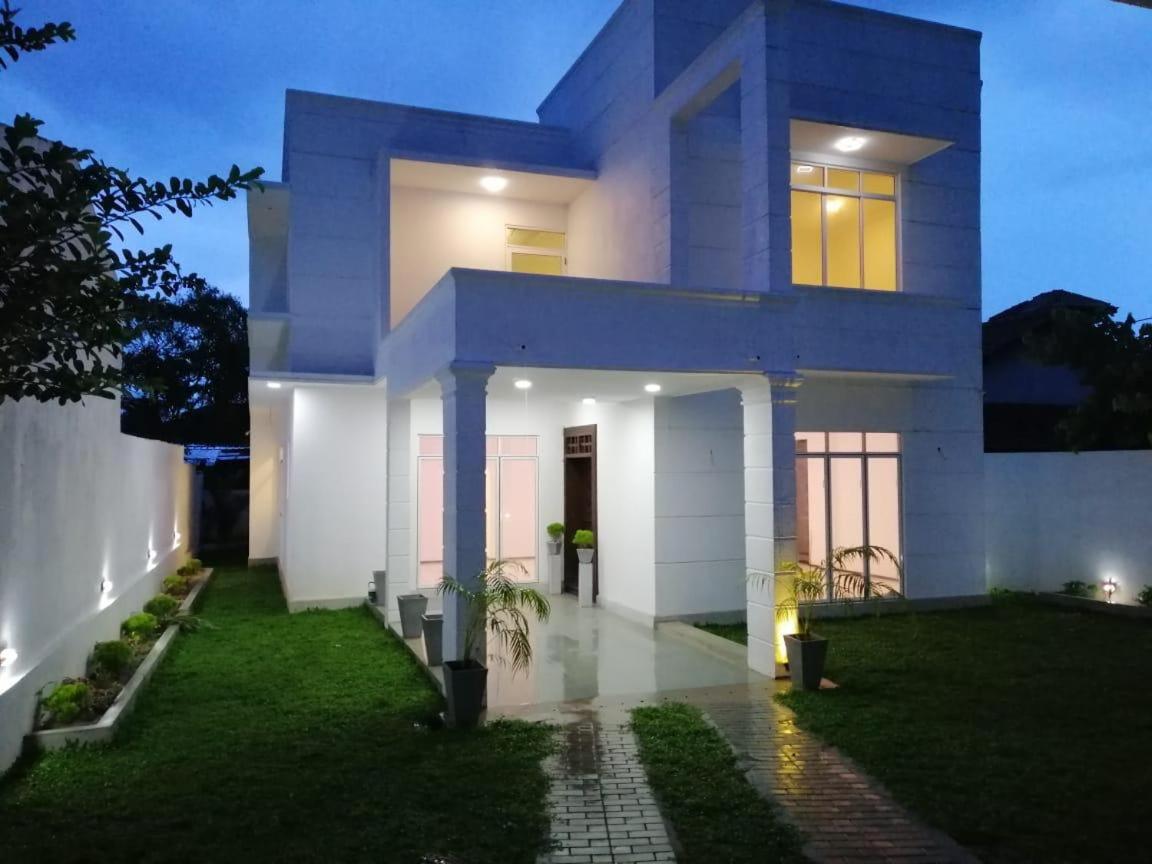 Vidushi Home Minuwangoda Екстериор снимка